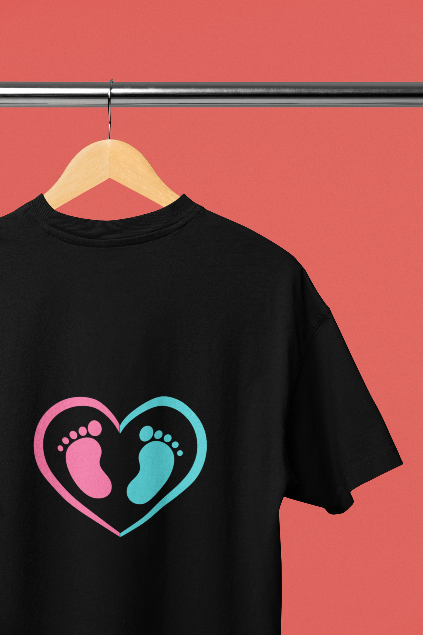Mom to be baby feet Baggy Maternity Wear Black T-shirt